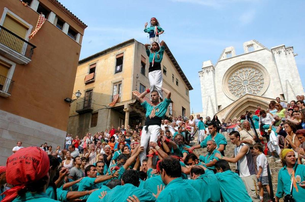 Pilar caminant de la Mercè de la Colla Castellera de Sant Pere i Sant Pau.