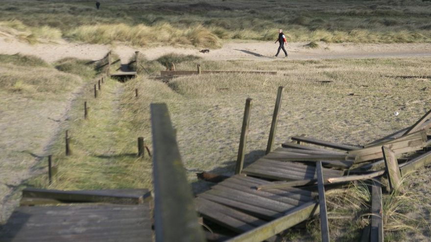 El temporal destruye parte de las pasarelas de madera de El Espartal