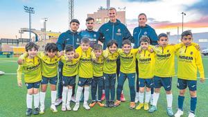 Anton Efremov posa con los jugadores del Mini A a los que entrena