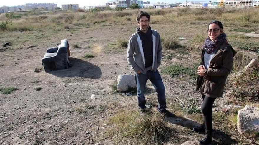 Francisco Javier López y Ana Ferrer, ayer en mitad de los antiguos terrenos de los depósitos de Repsol.