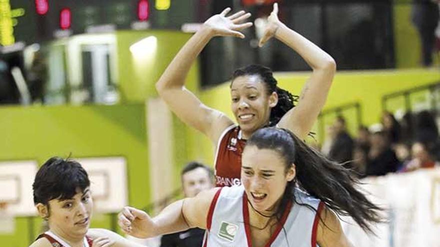 Raquel Carrera, durante uno de sus partidos con el Celta Zorka.  // FDV