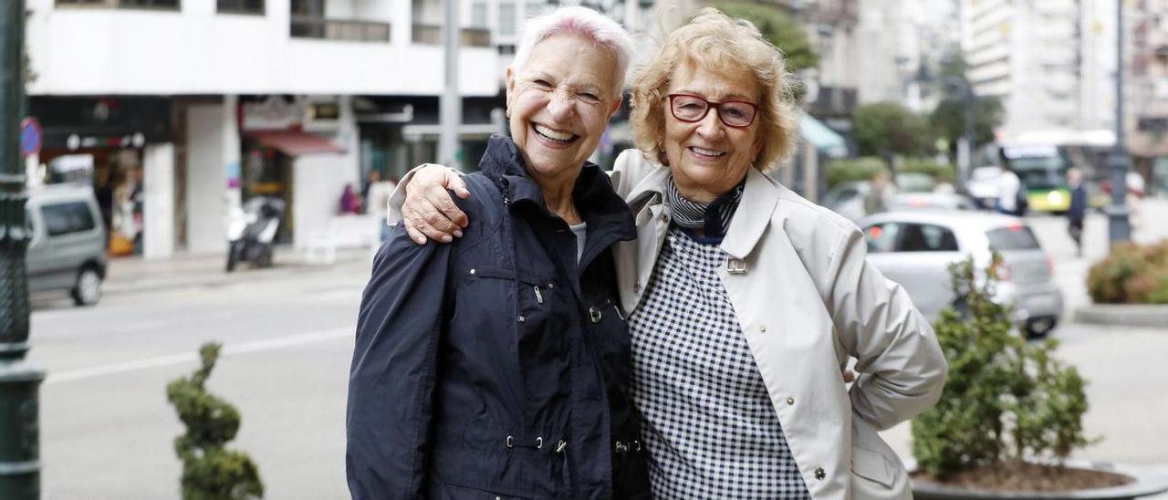 Milu Fuentes de Diego (izquierda) y Loli González Pérez, dos voluntarias de la AECC que han superado un cáncer de mama.