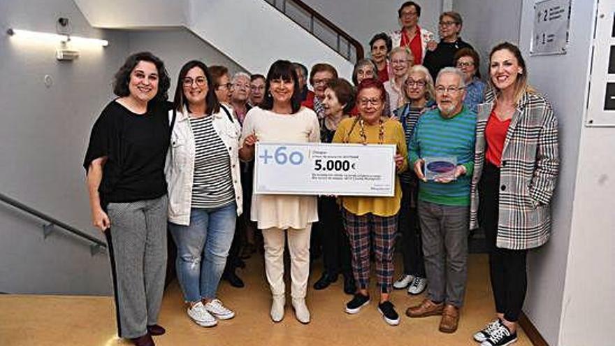 Acto de entrega del cheque solidario a Asotrame.