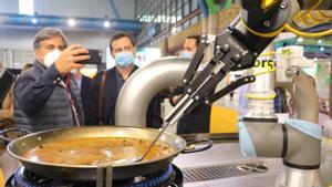 El robot prepara la paella durante una exhibición en el Salón de Innovación en Hostelería H&T de Málaga.