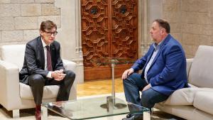 El president, Salvador Illa, y el líder de ERC, Oriol Junqueras, este sábado en la Generalitat.