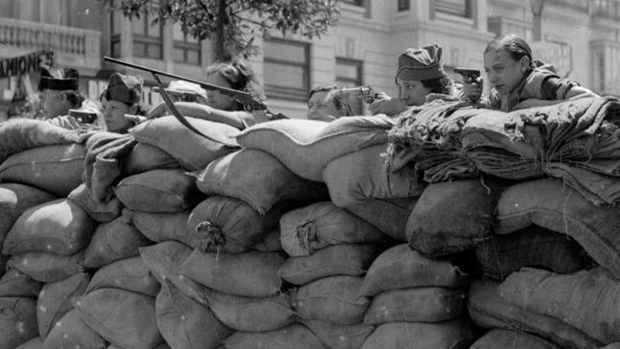 Milicianas apostadas en una barricada de las calles de Valencia durante los primeros días de la sublevación.