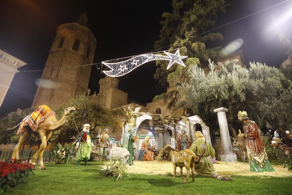 Inauguración del Belén y Árbol de la Plaza de la Reina