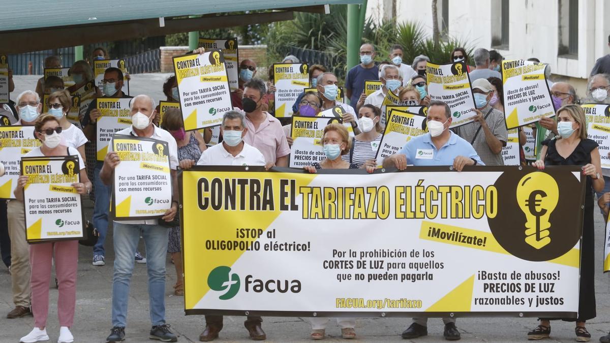 Manifestantes contra la subida de la luz frente a la Subdelegación del Gobierno.