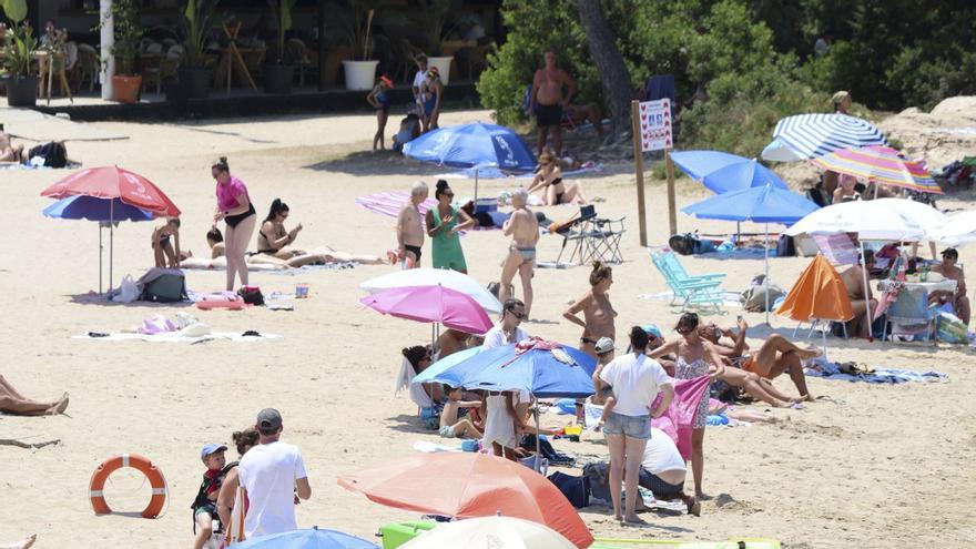Turistas en Port des Torrent este verano. | J. A. RIERA