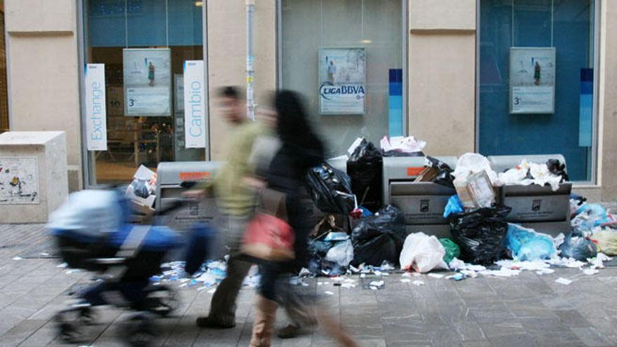 Basura acumulada en la anterior huelga de limpieza en la calle Granada.