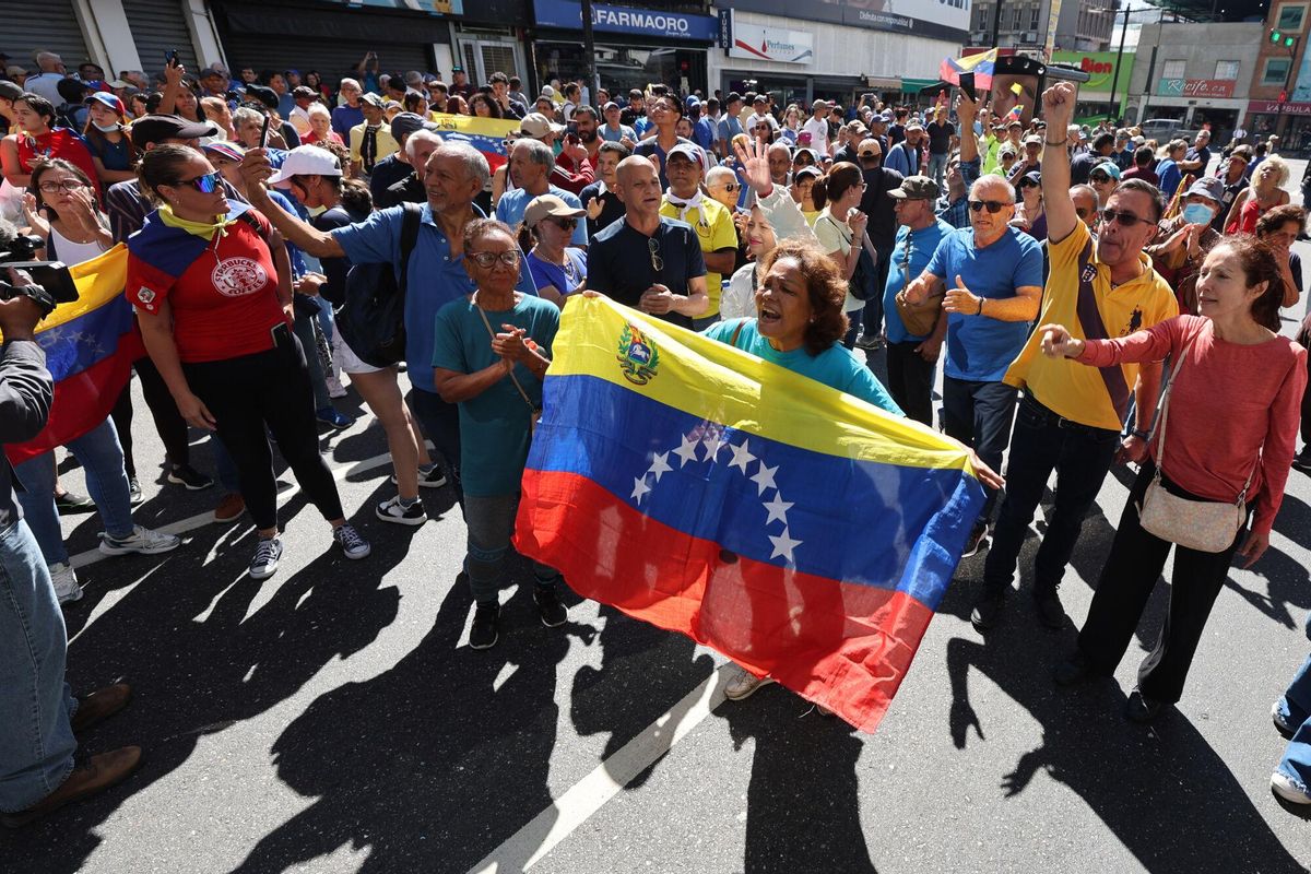 AME9695. CARACAS (VENEZUELA), 09/01/2025.- Simpatizantes del líder opositor venezolano Edmundo González Urrutia animan en una concentración este jueves, en Caracas (Venezuela). EFE/ Miguel Gutiérrez