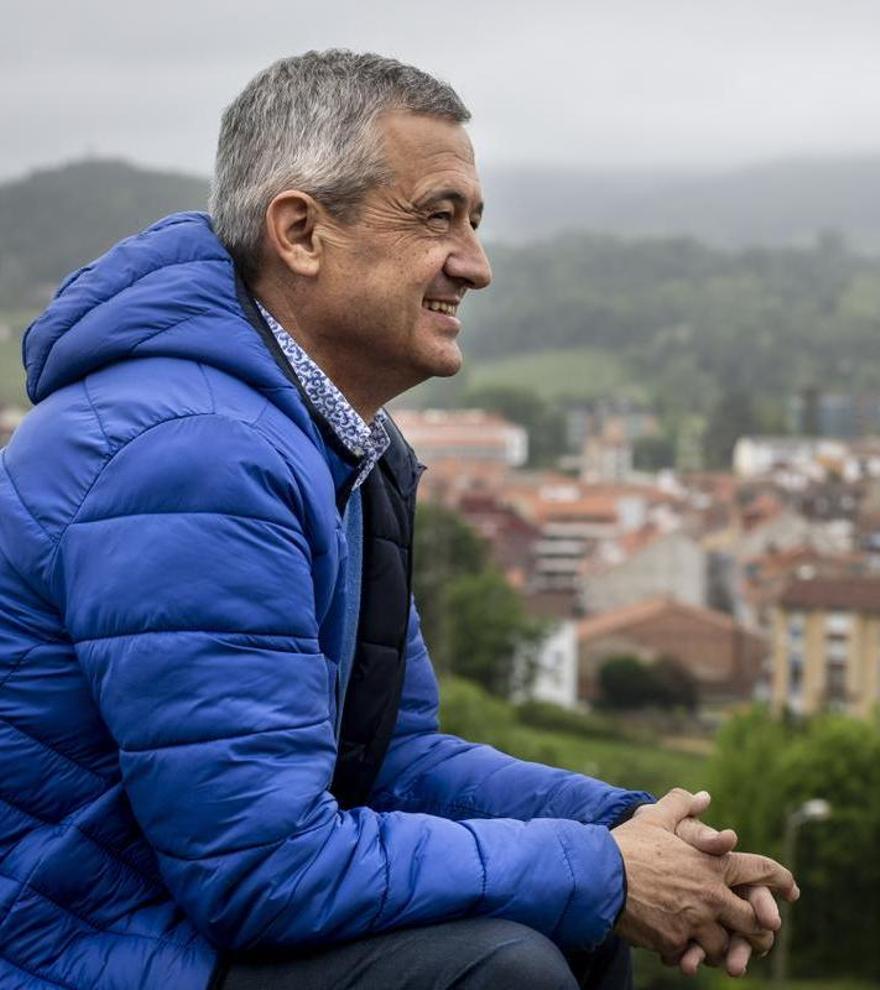 Juan Pedrayes mira la Villa que ahora está en el lugar perfecto y en el momento adecuado