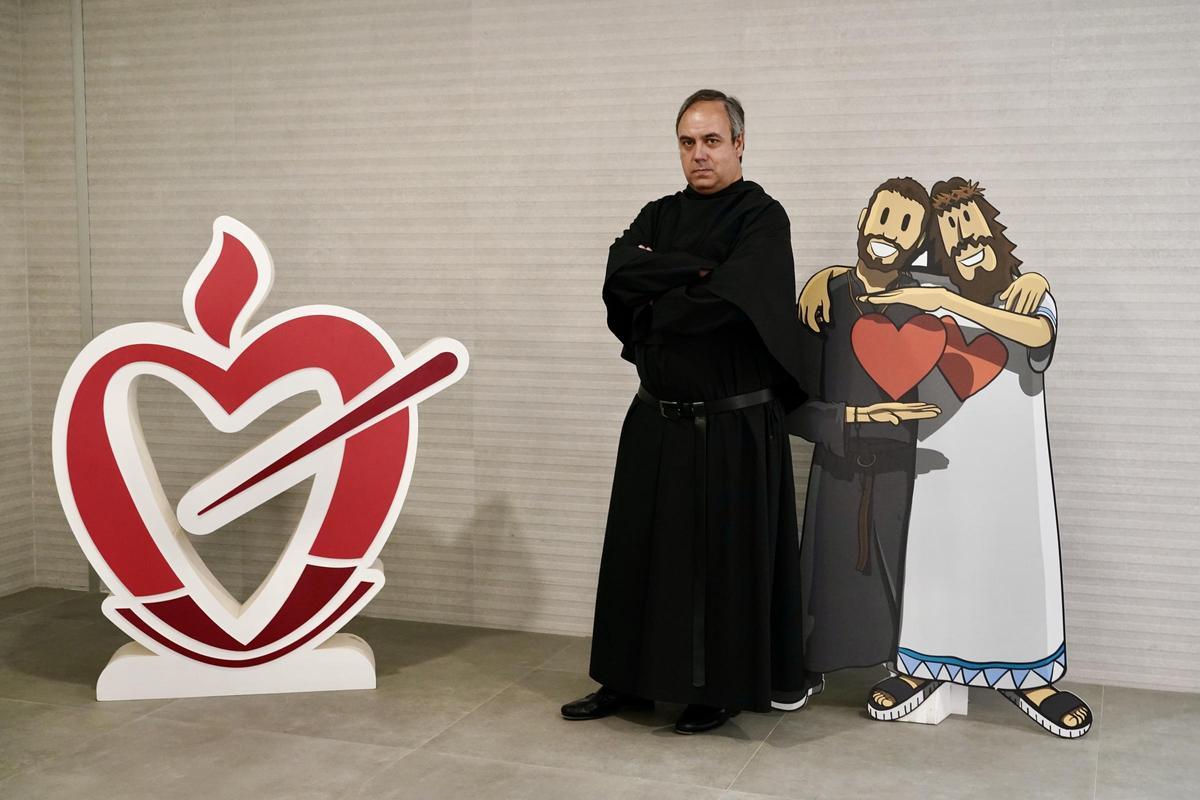 Padre Agustín Herrero junto al símbolo del colegio