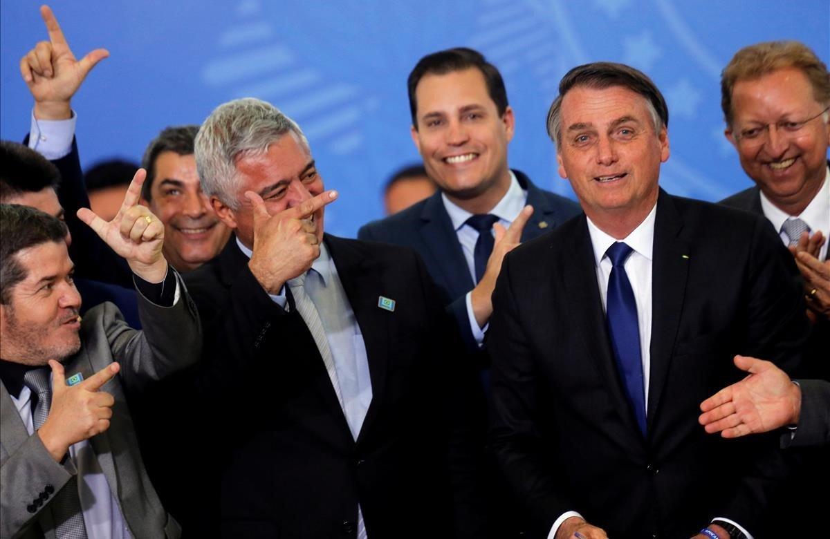 El presidente de Brasil, Jair Bolsonaro, participa en la firma del Decreto de la Nueva Reglamentación del Uso de Armas y Municiones, en la ciudad de Brasilia. Bolsonaro firmó un decreto que flexibiliza el porte de armas para los cazadores y socios de clubes de tiro, que ahora podrán dirigirse a sus centros de práctica con sus fusiles o pistolas cargadas.