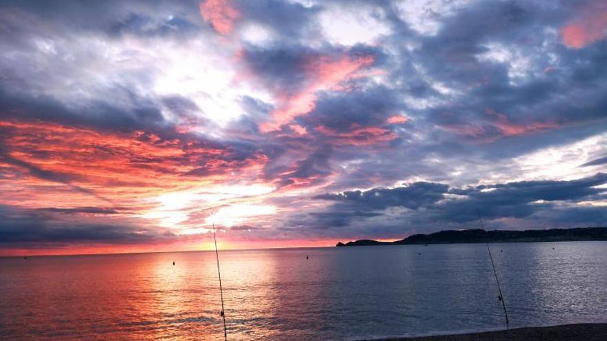 Las cañas de pescar, en la orilla de la playa de la Grava de Xàbia. | A. P. F.