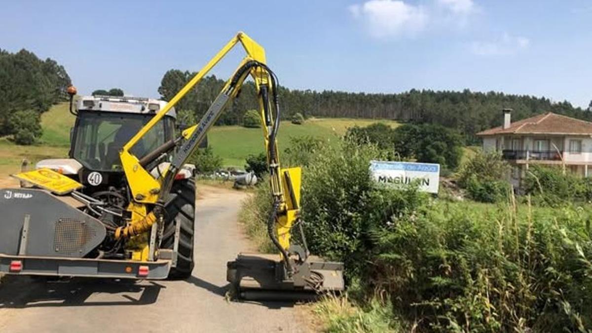 Trabajos de desbroce en el rural gallego