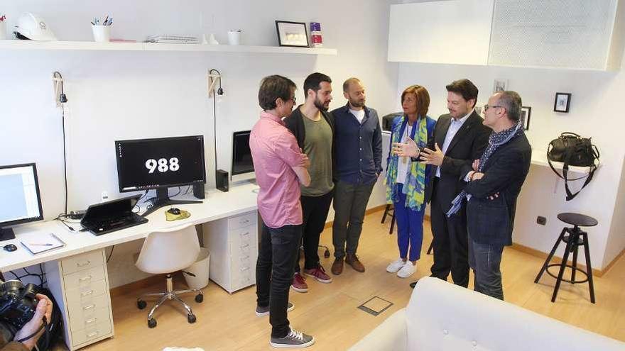 Rodríguez Miranda (2ºd) visitó ayer el estudio &quot;988&quot; en la Praza Maior. // Iñaki Osorio