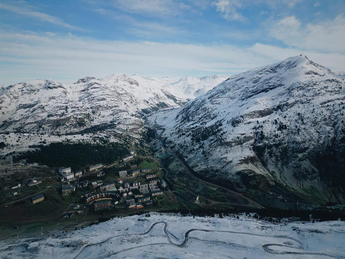 Candanchú, rodeado de nieve, este domingo.