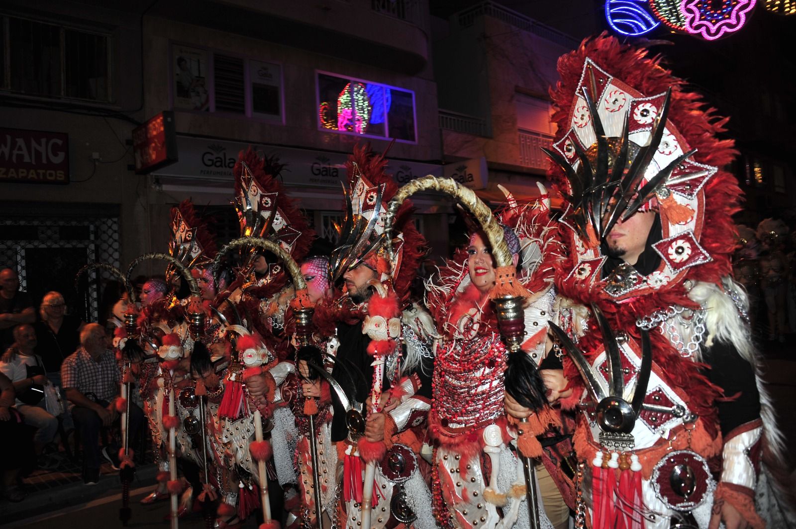 Fiestas de Santa Pola: Una Entrada que pone buena cara al mal tiempo