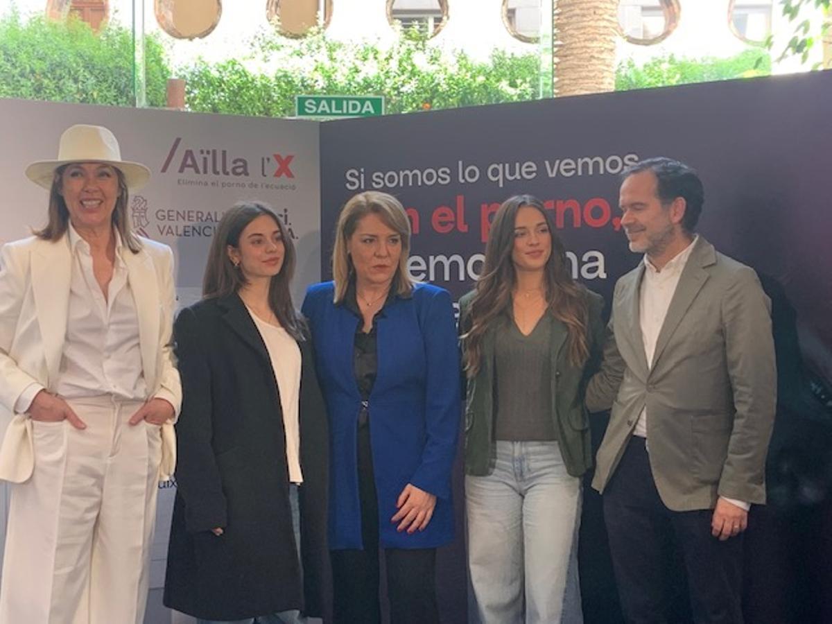 Susana Camarero junto a Mabel Lozano y las dos influencer que participan en la campaña.