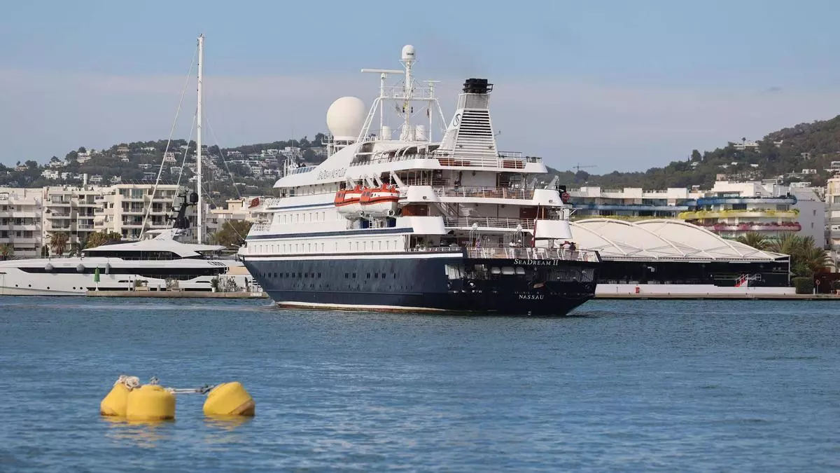 Un crucero amarra en el corazón de la Marina de Ibiza seis años después