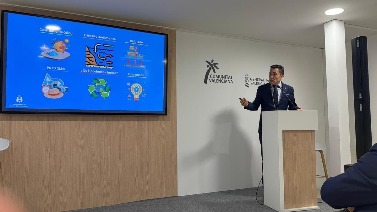 El alcalde de Canet dando la charla en Fitur.