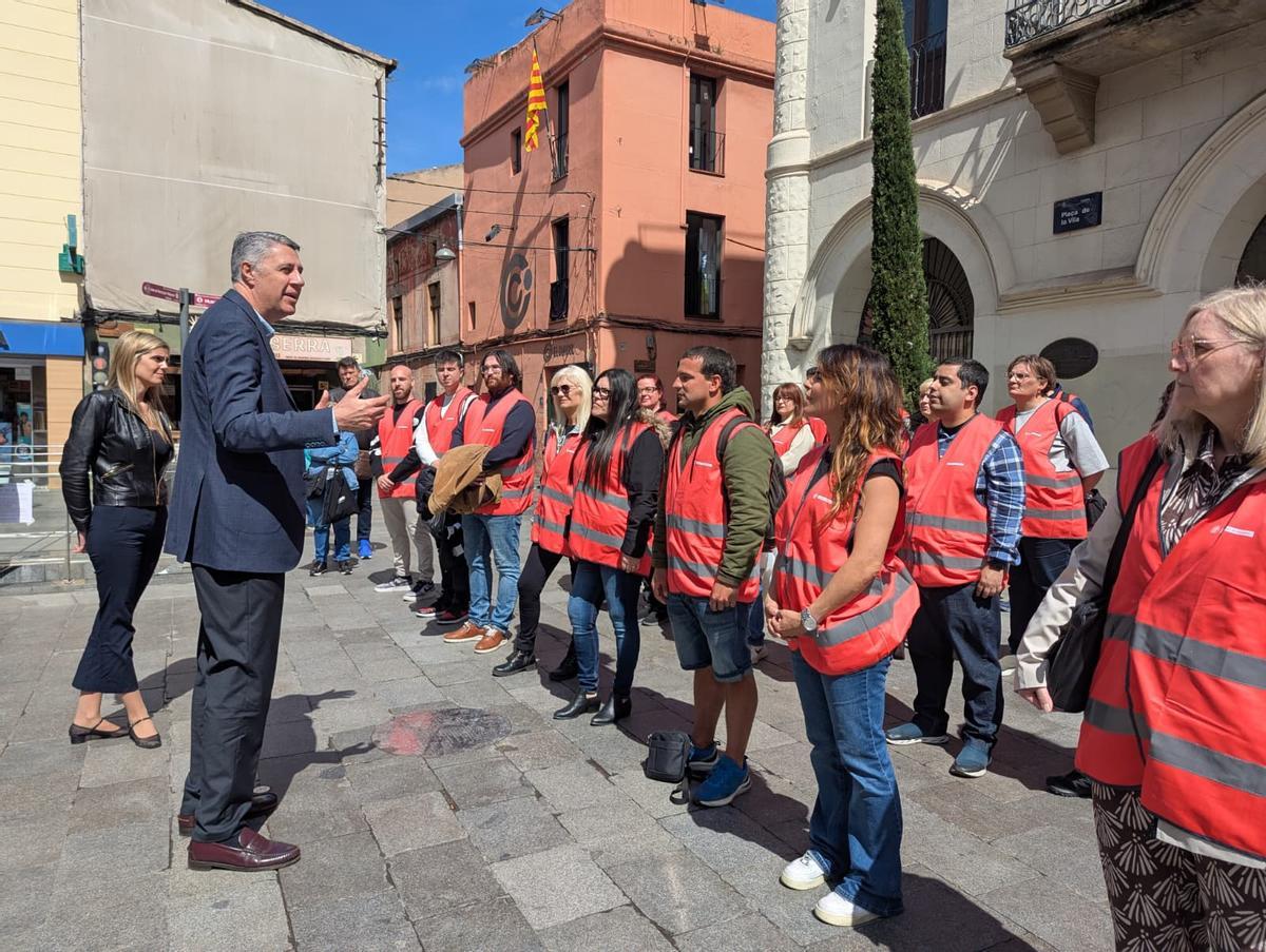 El alcalde Albiol y la concejala Agüera con el equipo de 40 agentes cívicos
