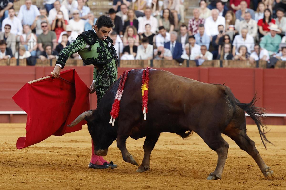 Miguel Ángel Perera, en la lidia de uno de sus dos toros, este miércoles, en Sevilla.