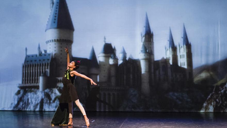 Una alumna de la Escuela Municipal de Danza de Oleiros, durante un ensayo.