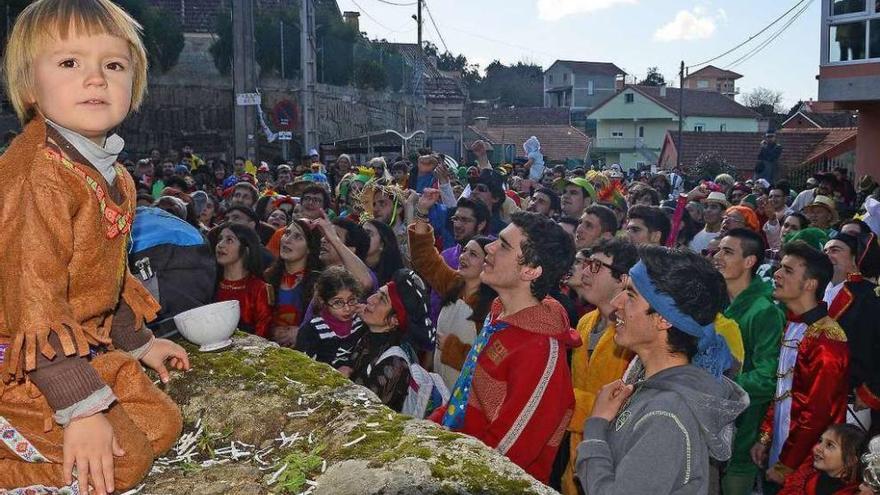 Miles de personas participan cada año en el carnaval de la parroquia de O Hío. // G.Núñez