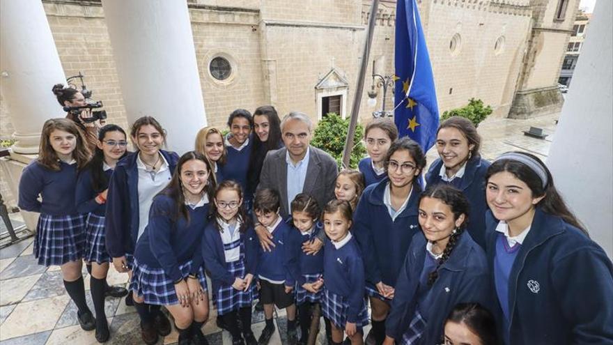 Las josefinas iza la bandera de europa