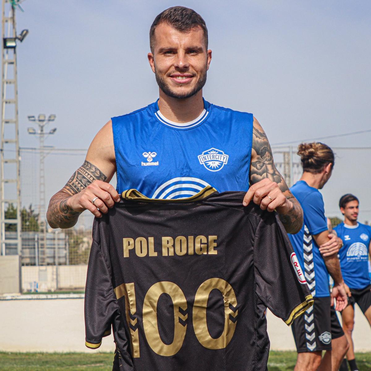 Pol Roigé posa con la camiseta conmemorativa en el entrenamiento del Intercity
