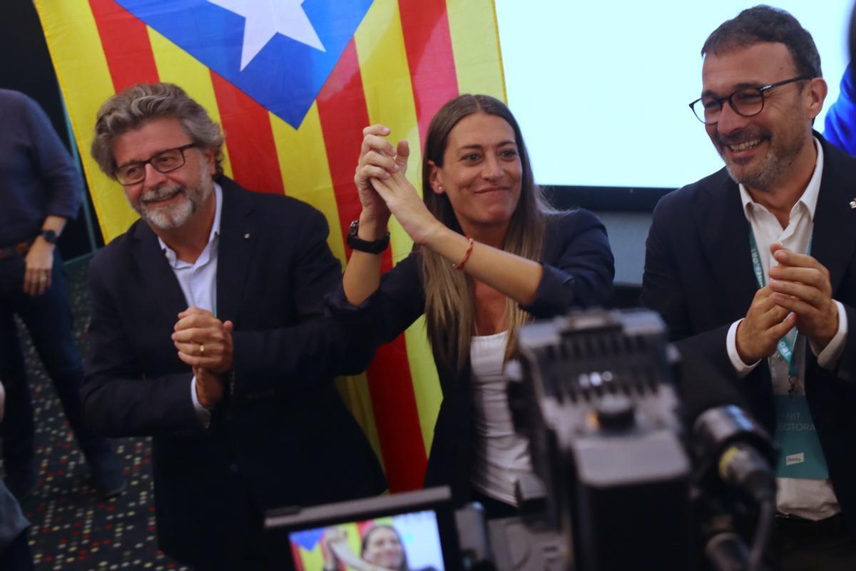 La candidata de Junts, Míriam Nogueras, celebra els resultats electorals al costat del cap de llista al Senat, Antoni Castellà,. i el portaveu del partit, Josep Rius