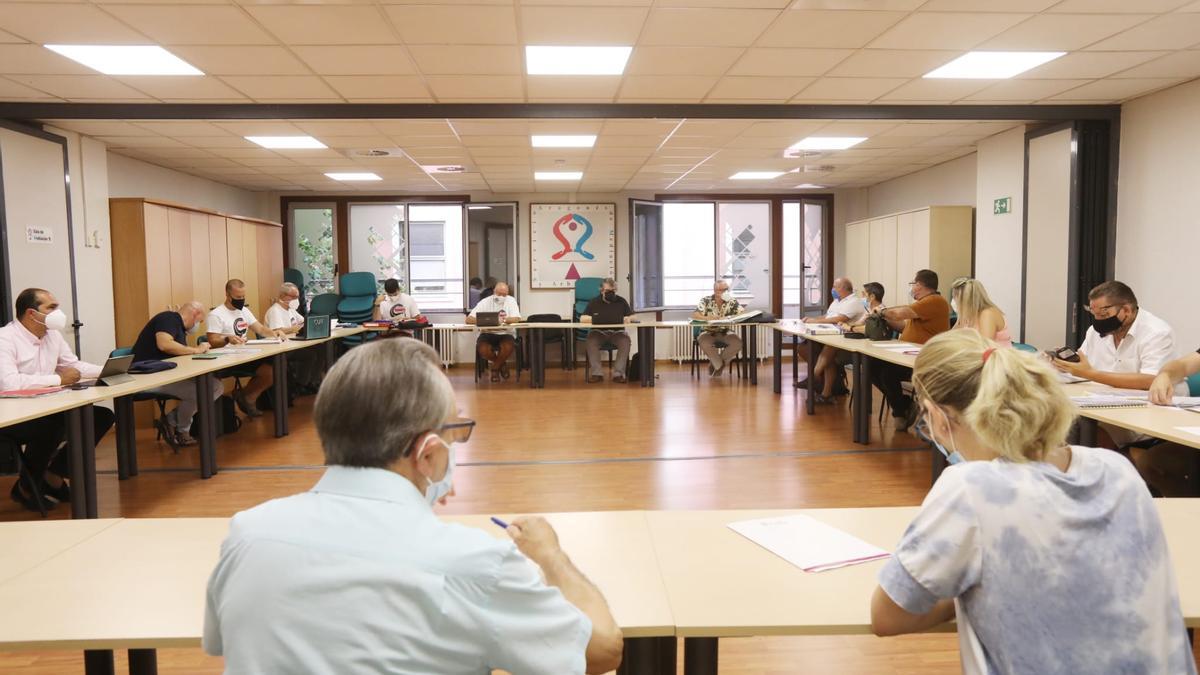 Reunión en el SAMA entre la empresa del bus, Avanza, y los representantes vecinales.