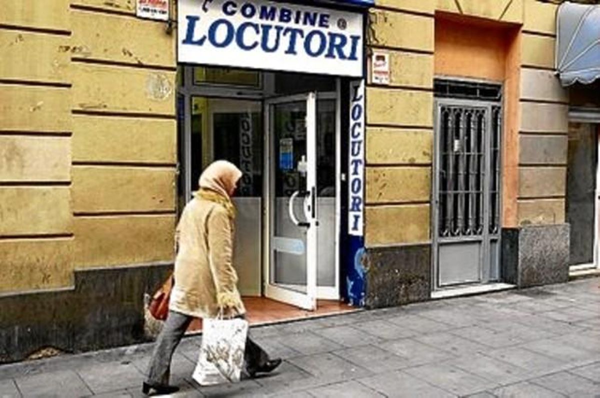 Imatge d’un locutori del carrer de Blai, al Poble-sec, dimarts.