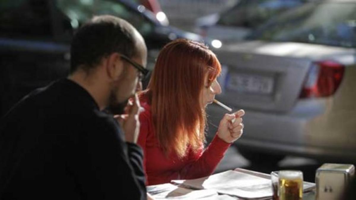 Uno de cada cuatro ciudadanos fuma y menos del 3 % no piensa dejar el tabaco, una de las causas principales del cáncer de pulmón