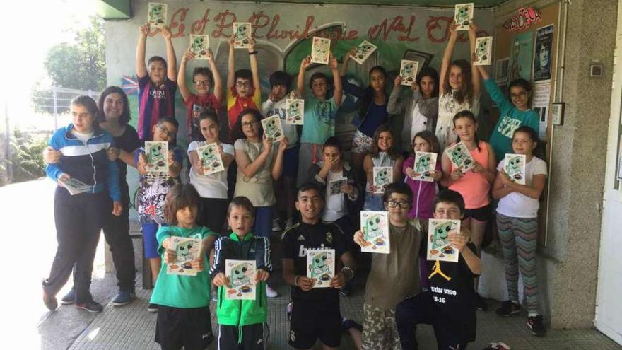 Los 23 niños, mostrando la portada del libro del que son autores. // D,P.