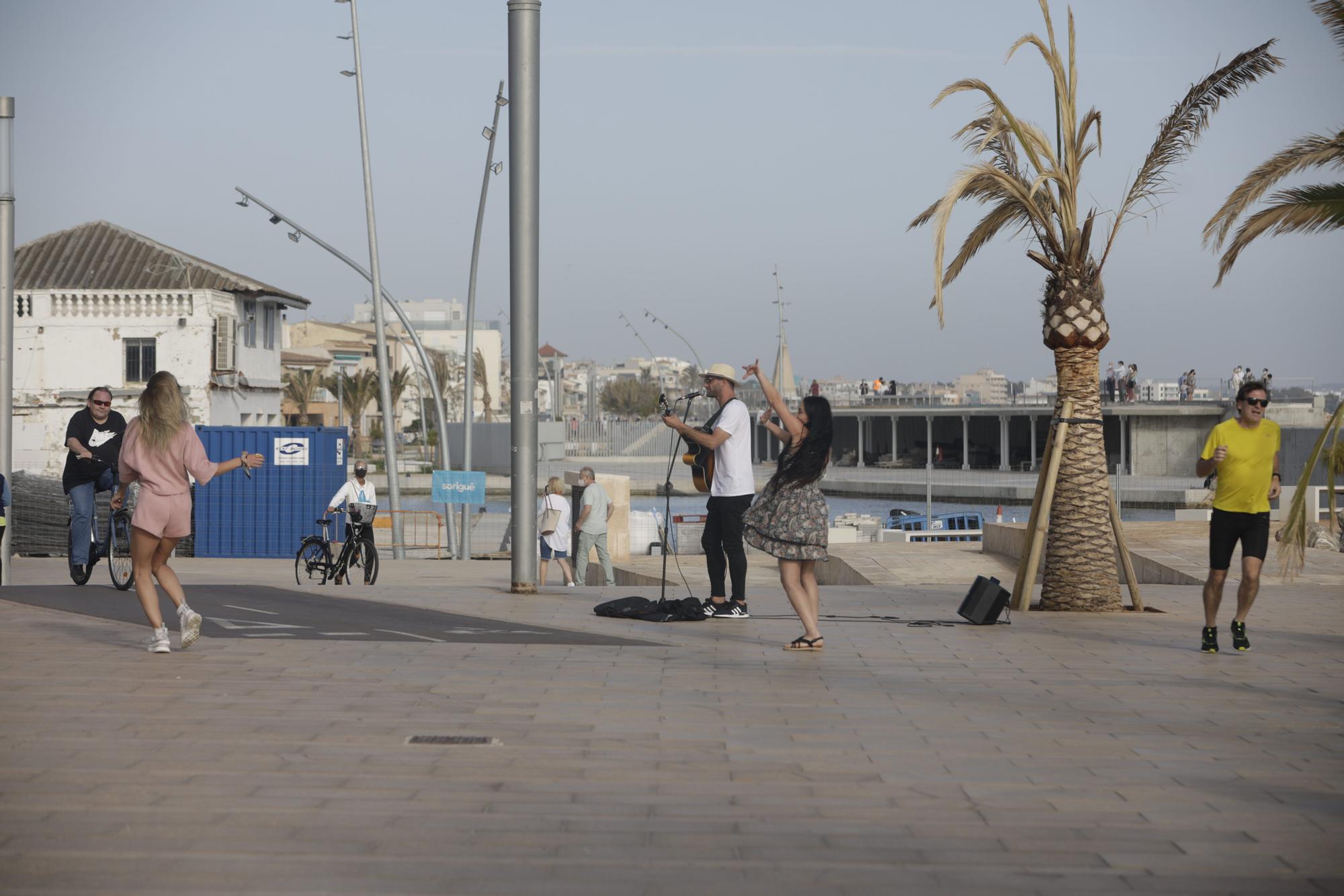 Terrazas repletas en Palma en el primer día  de la apertura ininterrumpida