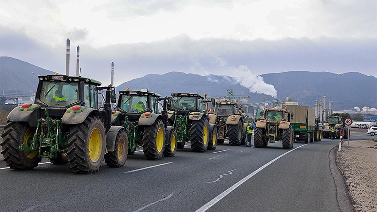 Manifestación de tractores en el Valle de Escombreras
