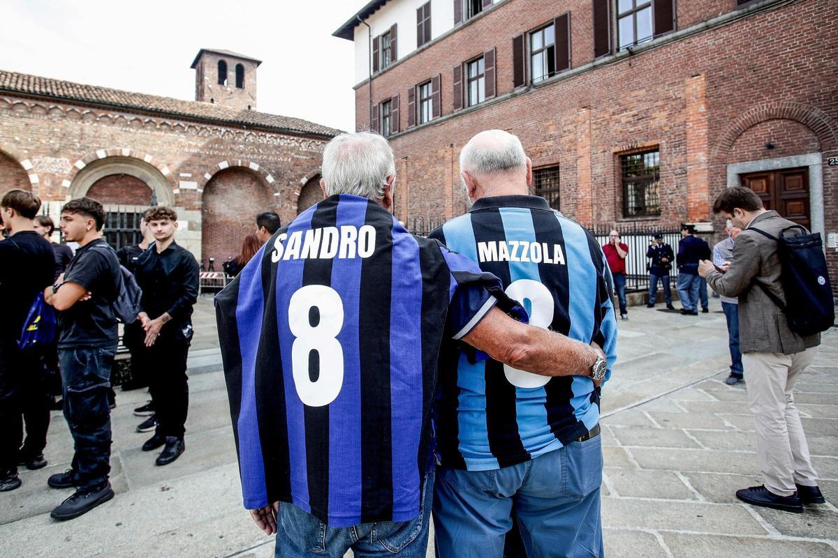 Leyendas del Inter y aficionados del club dieron su último adiós a Mazzola