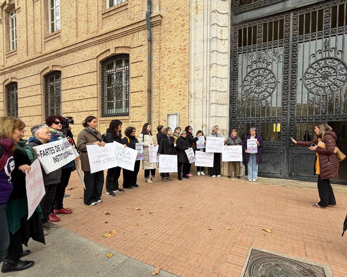 Protesta a las puertas del Consell de les Dones.