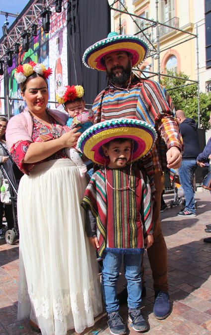 Las familias y los niños disfrazados toman las calles del centro de Málaga el primer domingo de Carnaval.