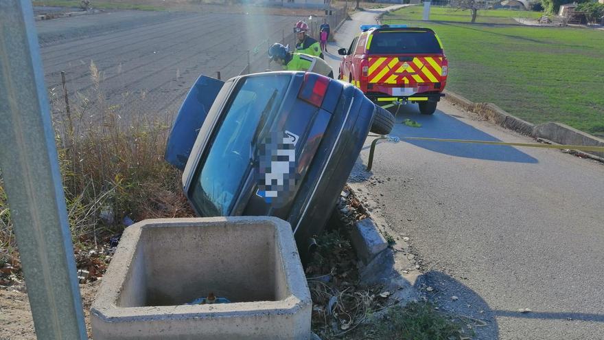 Un hombre queda atrapado en su coche tras volcar de costado en Lorca