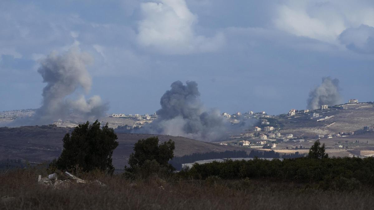 Columnas de humo en el sur del Líbano durante un ataque de Israel.