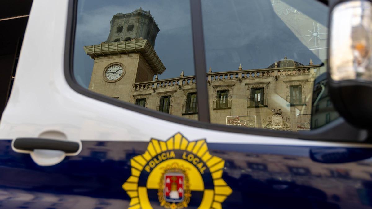 Imagen de archivo de un vehículo de la Policía Local de Alicante. / Jose Navarro