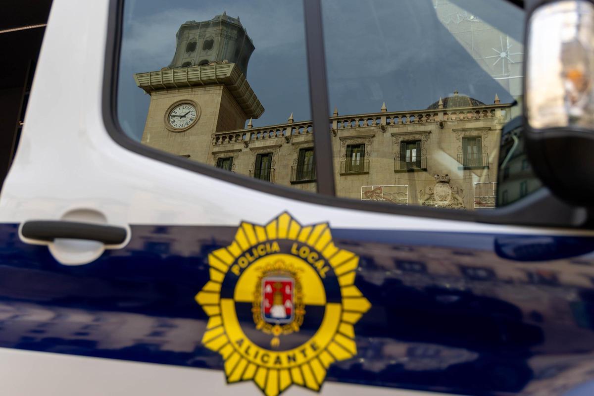 Imagen de archivo de un vehículo de la Policía Local de Alicante.