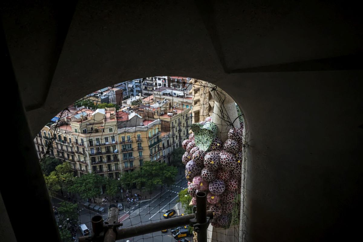 Dos colosales figuras de mármol griego de Thasos, el más blanco del mundo, aguardan a los pies del templo de la Sagrada Família para ser alzadas en octubre a la cima de las torres dedicadas a los evangelistas Juan y Mateo, la primera, como marca la tradición cristiana, un águila, y la segunda, con un esculpido que a veces confunde incluso a los más creyentes, con el aspecto de un hombre alado, sin que eso sea exactamente un ángel.