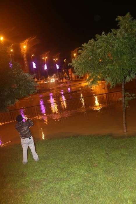 El agua se desborda en Puente del Rey