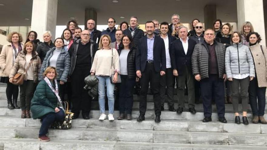 Docentes, representantes políticos y de entidades empresariales, ayer en la presentación.