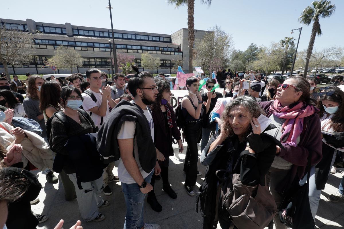La UIB suspende por las protestas una conferencia sobre transexualidad La UIB suspende por las protestas una conferencia sobre transexualidad